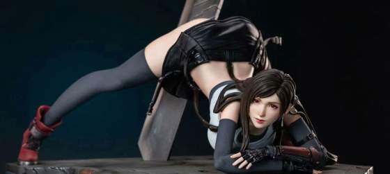 Фото: фигурка Тифы из ремейка Final Fantasy VII в необычной позе