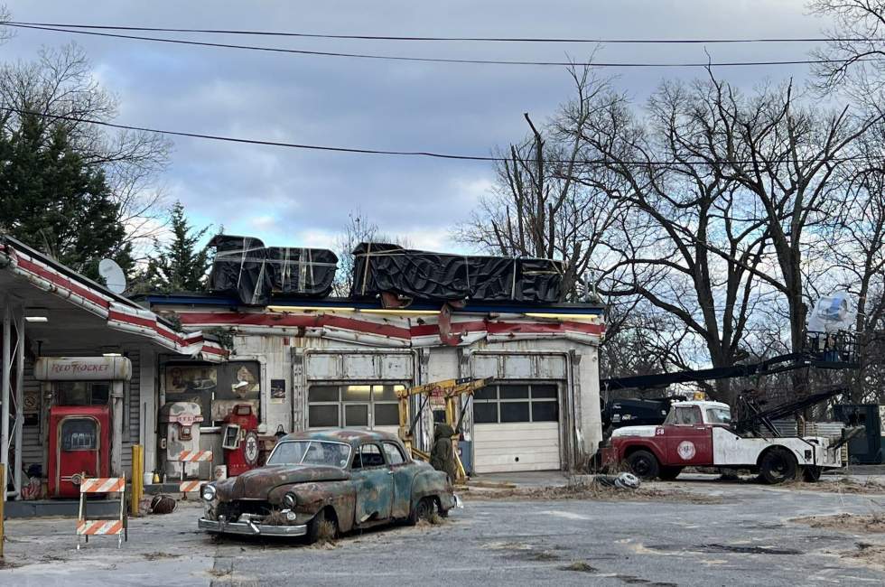 Заправка «Красная ракета» на новых фото со съемок экранизации Fallout