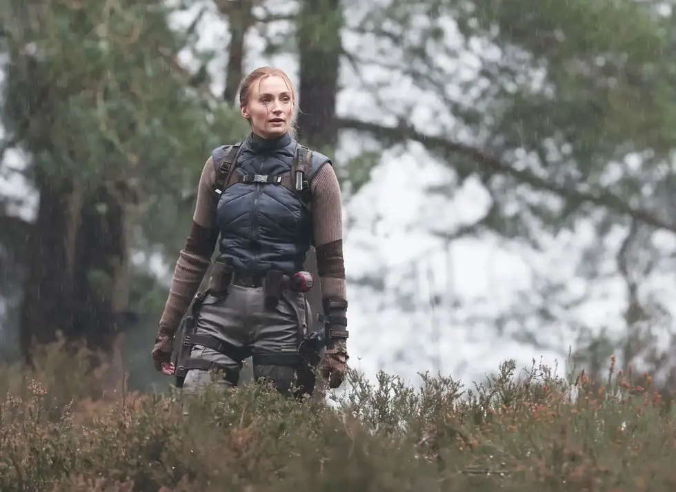 Появились новые фото со съёмок сериала по Tomb Raider — готовится сцена с парашютом