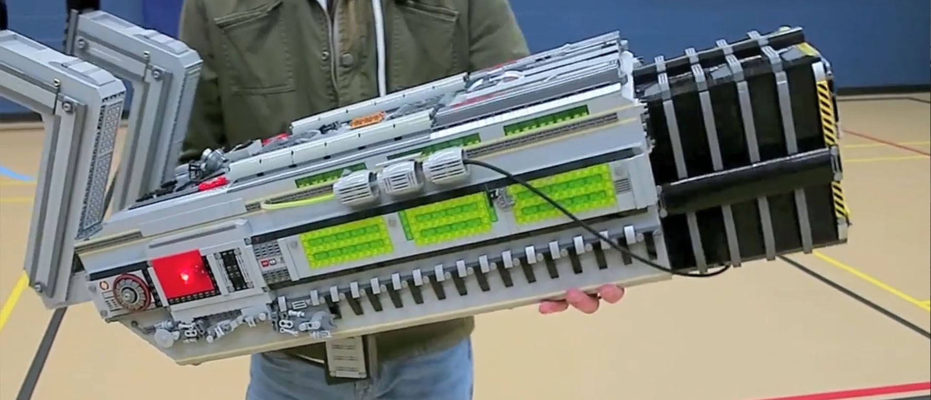 Почти 10-килограммовая версия BFG 9000 из Lego