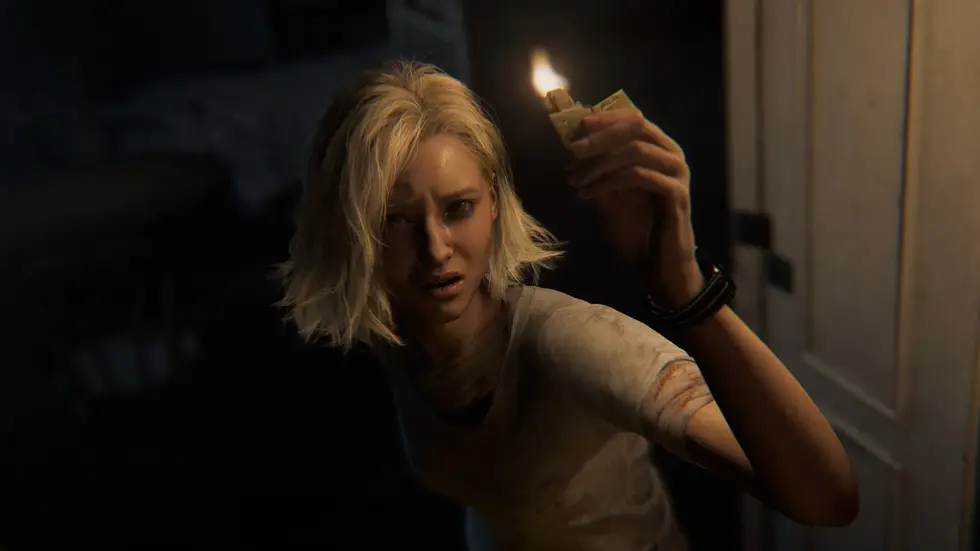 Абалу Алекс из Resident Evil7 держит заженый факел в тёмном коридоре