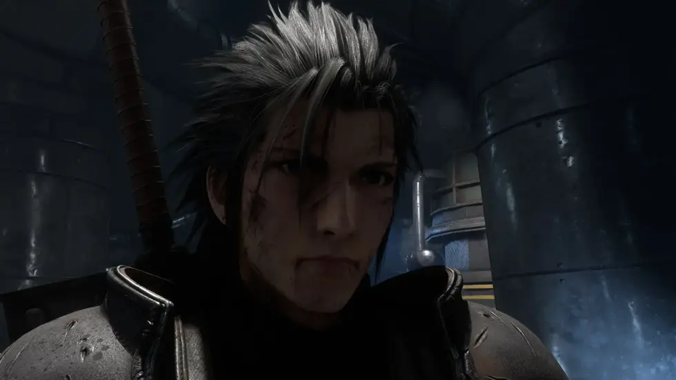 Клауд Страйф серебристыми волосами в кожаной одежде из Final Fantasy VII в тёмном помещении