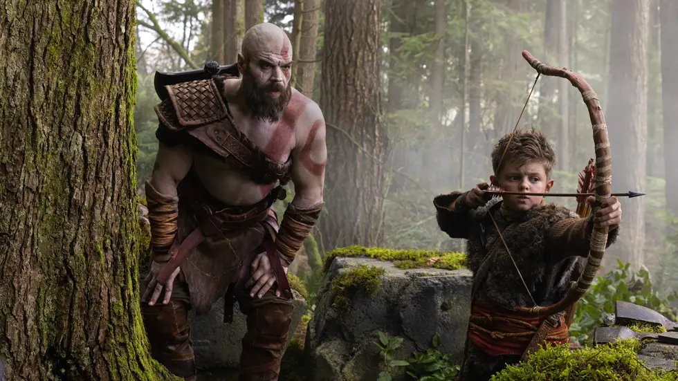 Крэг и Эйтор из God of War охотятся в туманом лесу с топором и луком
