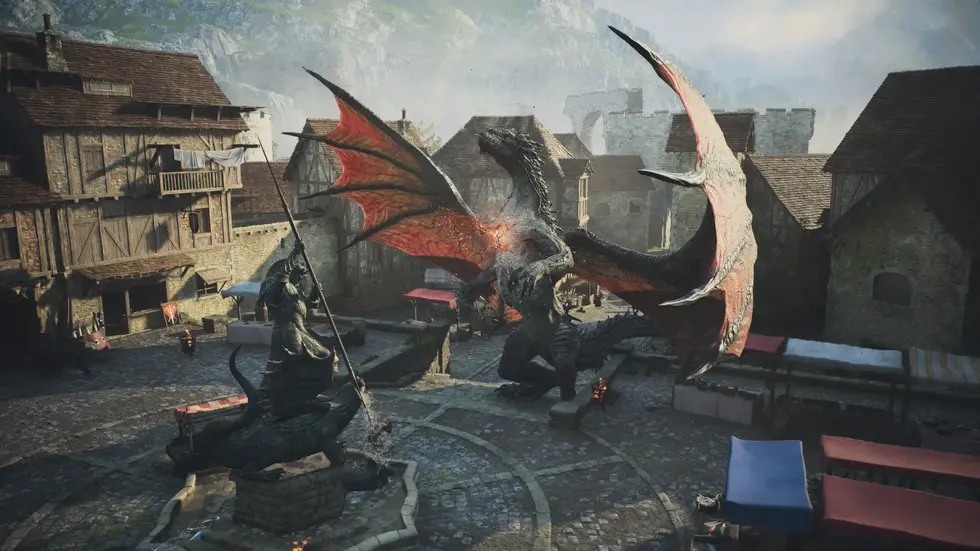 Средневековая площадь с драконом из Dragon's Dogma, люди взаимодействуют с мифическим существом у каменых зданий