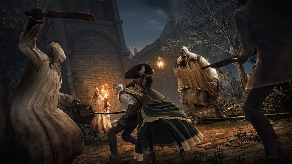 Персонаж в зелёном плаще сражается с призраками в тёмной деревне из Dark Souls III