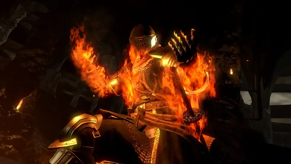 Рыцарь в огне с мечом и щитом из видеоигры Dark Souls, окруженный языками пламени в ночной сцене