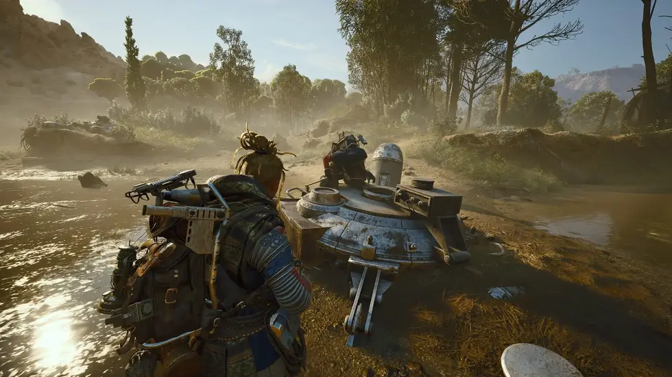 Персонажи Star Wars Jedi: Survivor в пустынном ландшафте у реки с дроидом и оружием