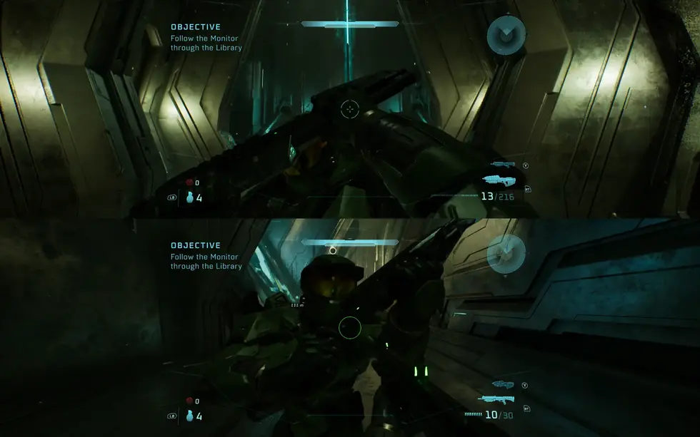 Скриншот из видеоигры Halo: Combat Evolved, изображающий двух вооруженных солдат в подземной библиотеке с целью следовать за монитором