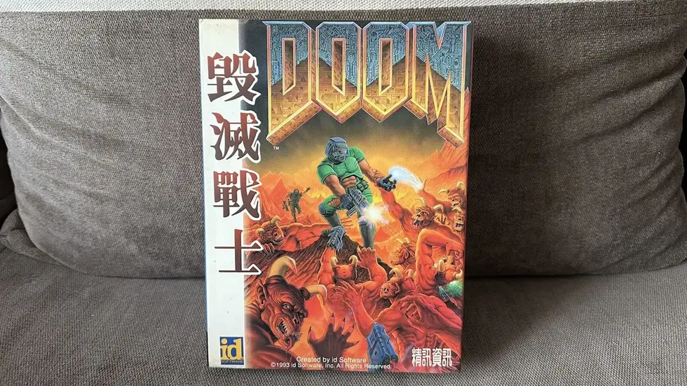 Обложка японской версии видеоигры DOOM от id Software 1993 года с логотипом и японскими иероглифами