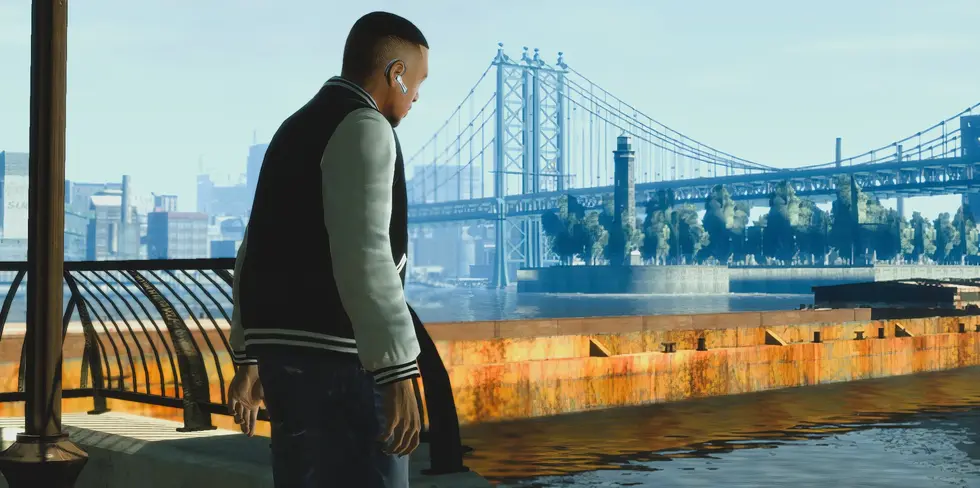 Персонаж в куртке-бомбере стоит у набережной на фоне моста в GTA-подобной игре
