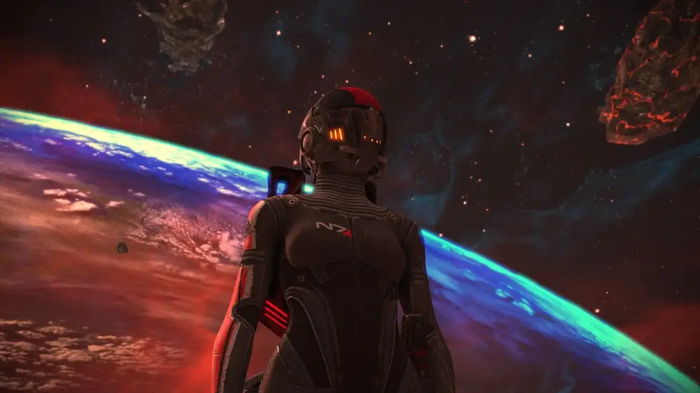 Космонавт в шлеме и броне N7 из Mass Effect смотрит на планету и туманность в космосе
