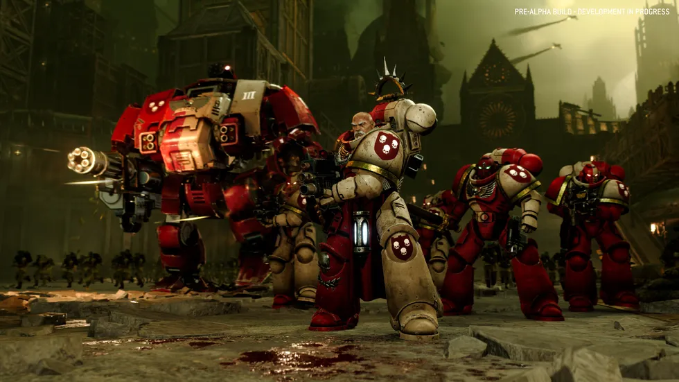 Космодесантники Warhammer 40,000 в красно-белой броне на фоне разрушенного готического города